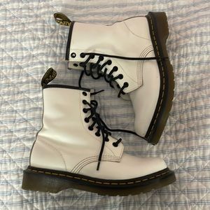 DOC MARTENS AUTHENTIC BOOTS